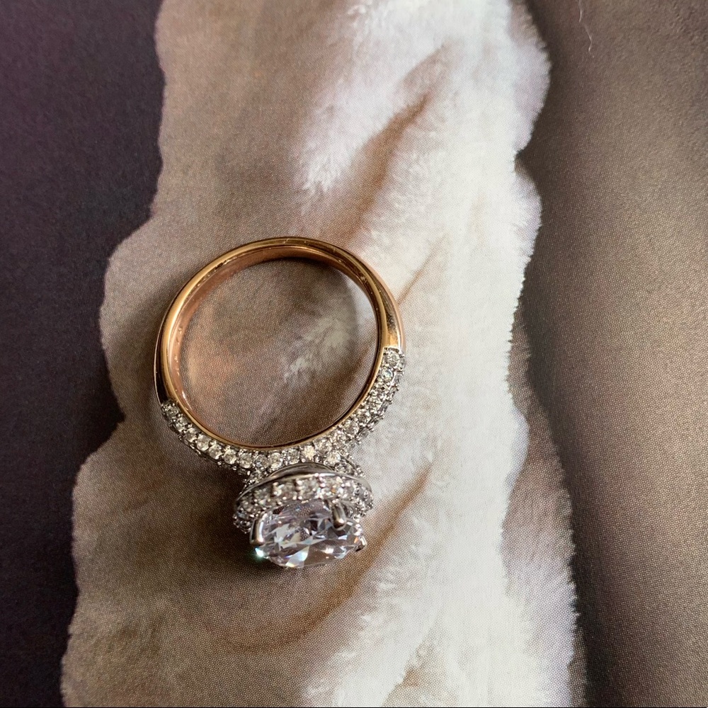 Elegant oval cut ring with zirconias.